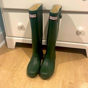 Hunter tall rain boots in hunter green color